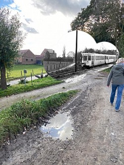 Le tram passe derrière le Monument des Prussiens