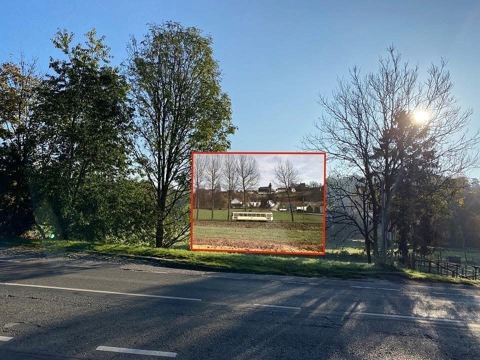 Le tram poursuit son parcours , en contrebas de la route, dans les champs  au niveau de Couture-Saint-Germain
