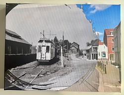 Le tram passe à côté des hangars pour se rendre devant le bâtiment des voyageurs