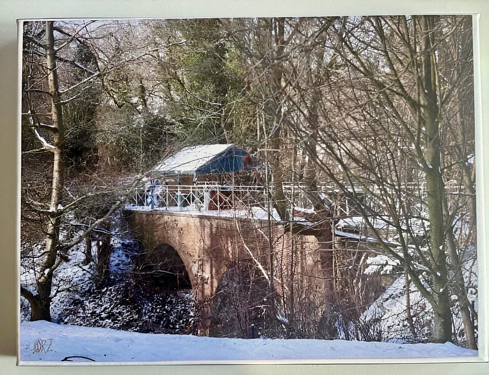 Le pont pris en photo en hiver. Le tram empruntait ce pont pour rattraper le dénivelé important entre la rue de la Lasne et Bourgeois