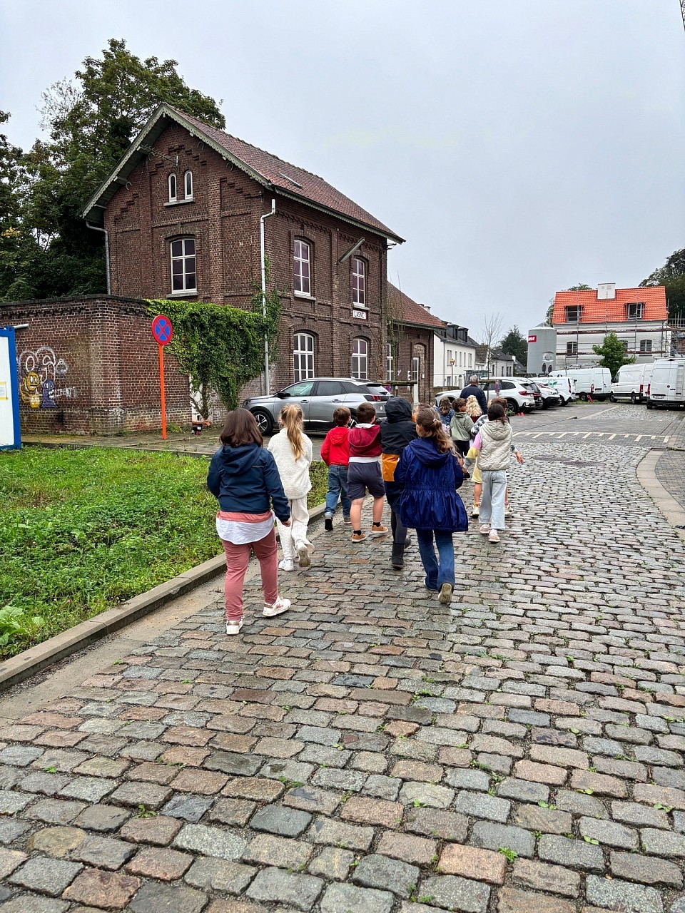 Des enfants des écoles primaires visitent les lieux. L’exposition s’est tenue deux jours pour le public mais quelques journées ont été réservées aux écoles de l’entité