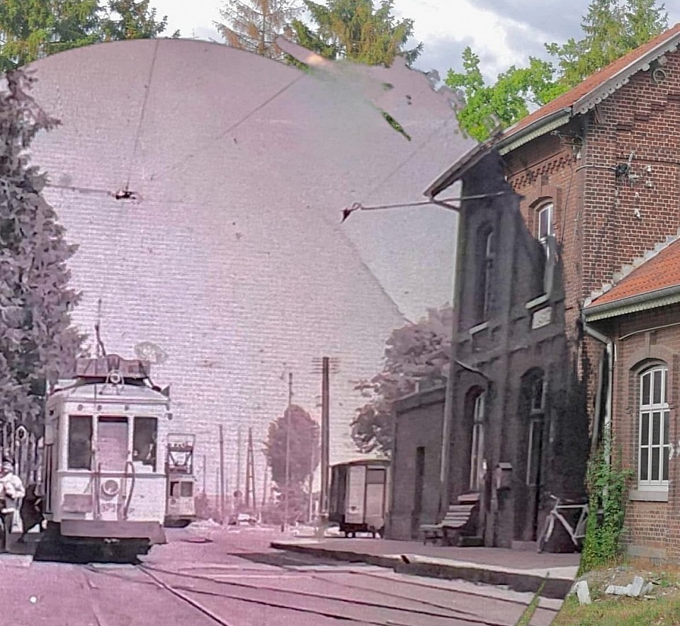 Un tram en croise un autre devant la maison des voyageurs de la station  de Lasne