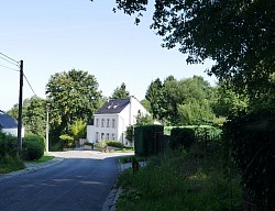 Route d’Ottignies- a gauche vers le Pont et à droite l’emplacement de l’arrêt Chapelle