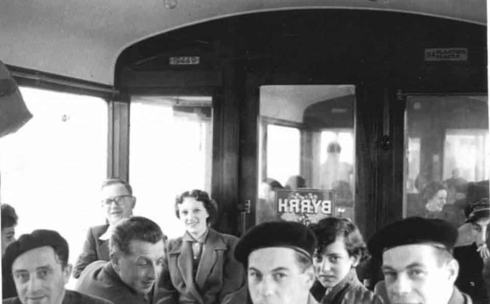 Des parents de notre collègue Vincent Thiry dans le wagon du tram à Lasne