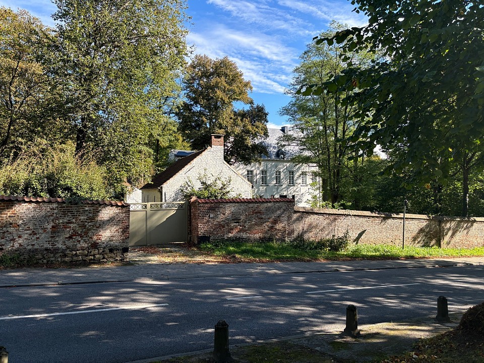 Le Manoir d’Ohain vue de la Place @ RZ