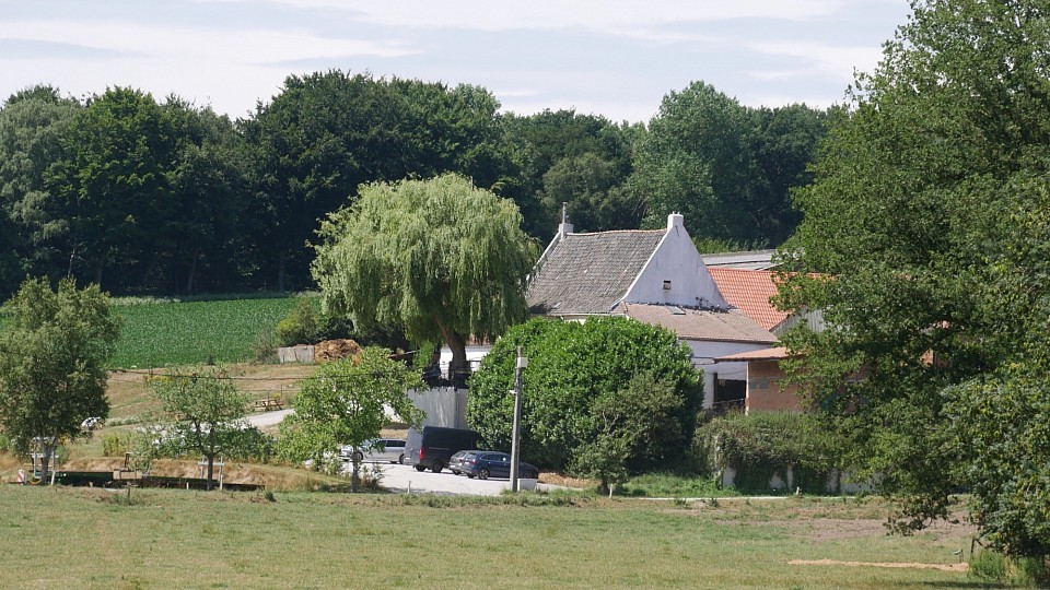 Ferme d’Hannotelet - friterie du saule . Le vicinal passait au milieu de ces prairies en contre-bas de la ferme .