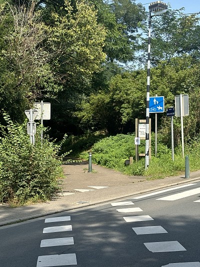 Un peu plus haut que la Plage de Renipont en remontant sur Bourgeois , vous trouverez le debut du parcours Wa-Wa de Rixensart .