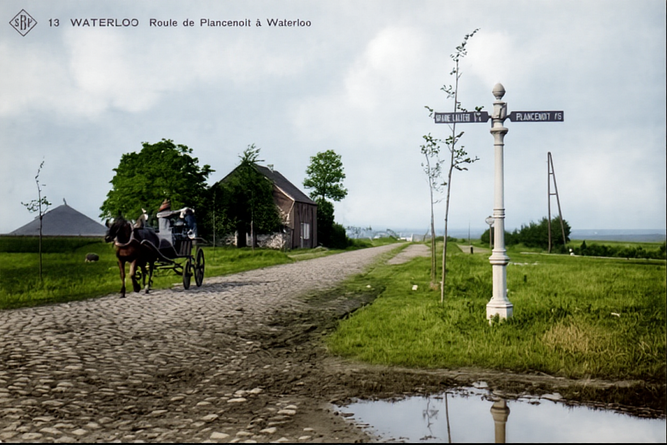 À hauteur de la ferme de la Belle Alliance. A cet endroit le tram quittait la Nationale pour se diriger vers Plancenoit