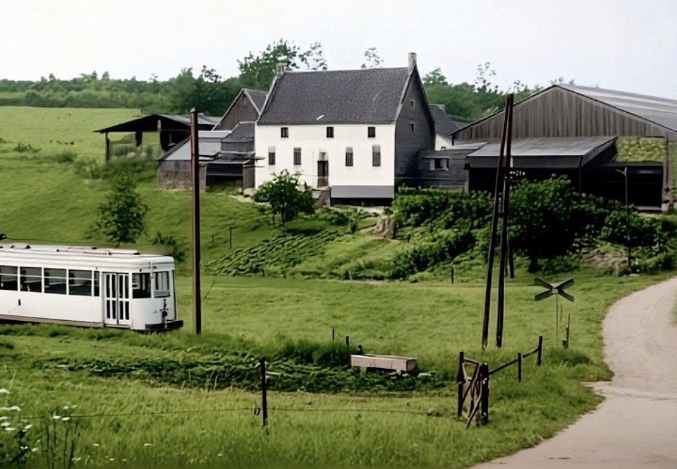 Tram passant devant la ferme De Coen ou ferme d’Hannotelet