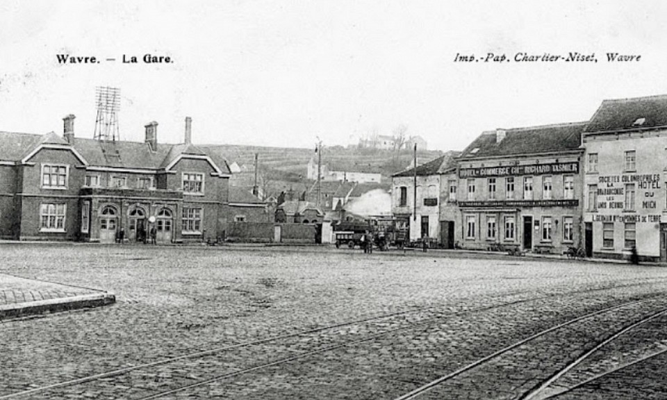 Arrêt du vicinal à la gare ferroviaire de Wavre